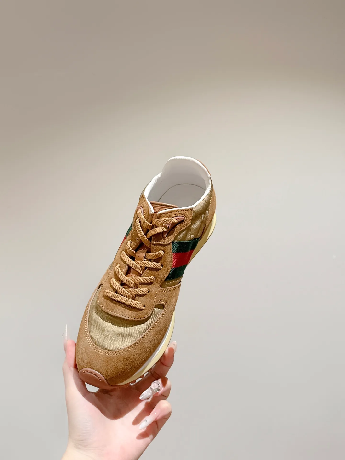 p700🐮🐮 GUCCI 2025 latest spring and summer catwalk style sports shoes Forrest Gump shoes 25 super popular show items with high appearance rate and many celebrities and Internet celebrities. The classic shoe design uses innovative stitching technology to create a water-like flowing texture. Super comfortable on the feet. Leather splicing and breathable logo fabric with classic green and red webbing embellishment. All show the brand tone (buttons are removable) original molded combination outsole ▪️Size: Male 39-44 (Male 45, customized, non-returnable)